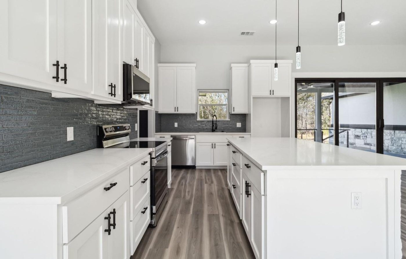 White shaker kitchen with quartz counters